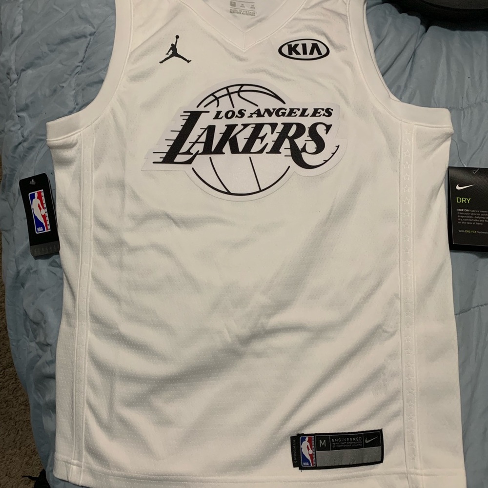 Kobe Bryant swing an all star jersey